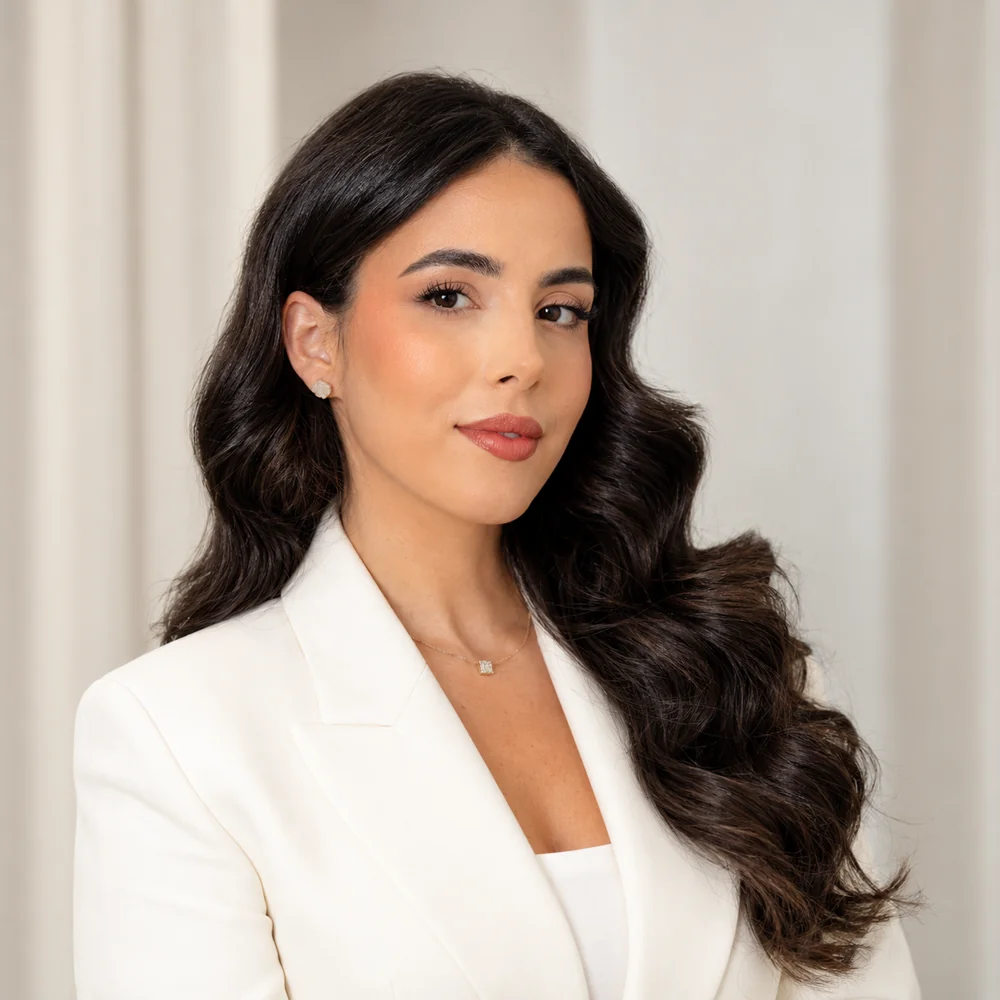 Porträt von Deniz Sener, Inhaberin und Heilpraktikerin bei Sener Aesthetics