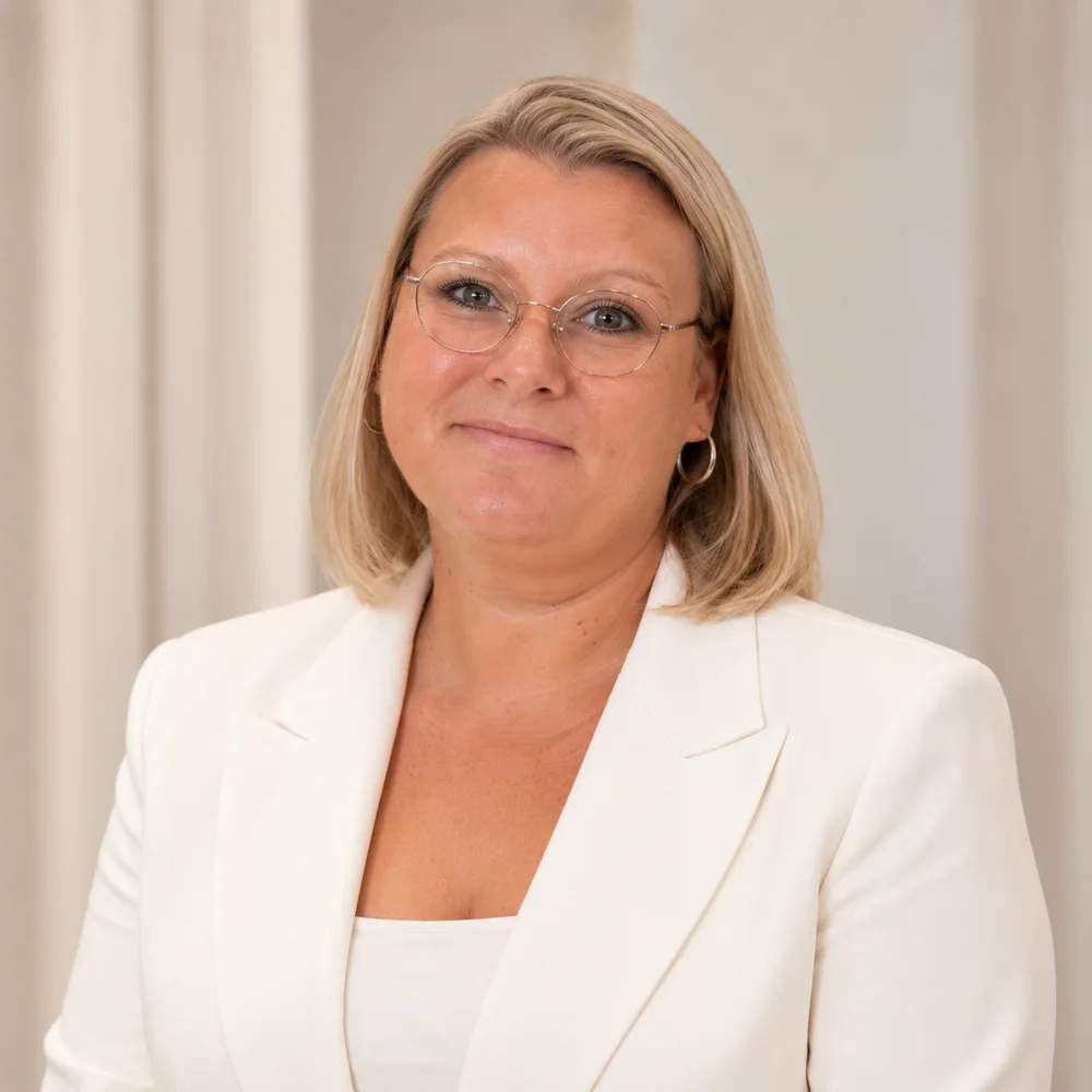 Porträt von Jenny, zuständig für Empfang und Terminplanung bei Sener Aesthetics